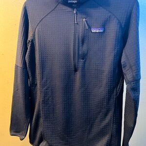 Patagonia women’s 1/4 zip pull over lightweight jacket